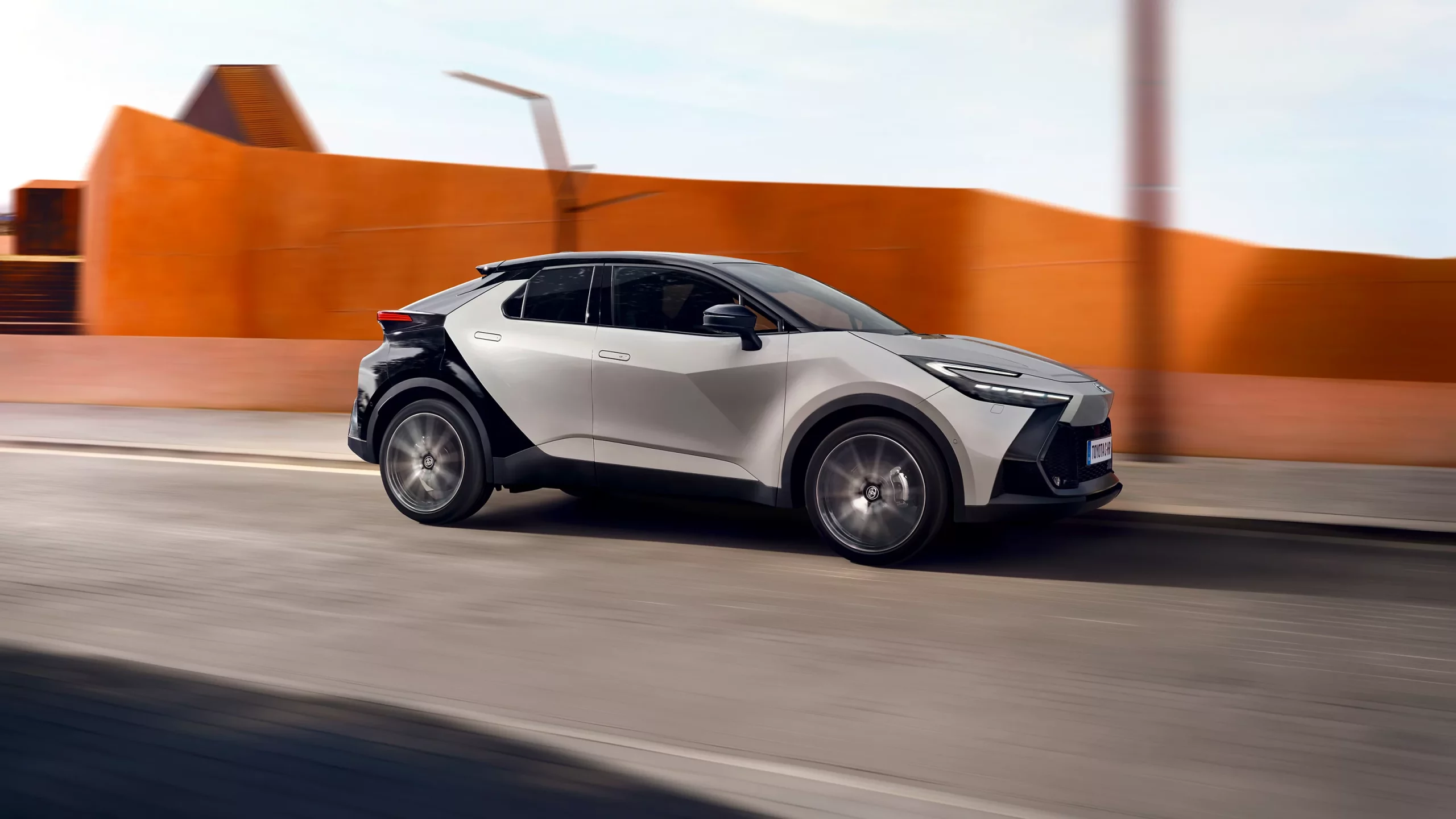 CHR0016a_24_WEB_Large-Landscape Toyota C-HR 2026