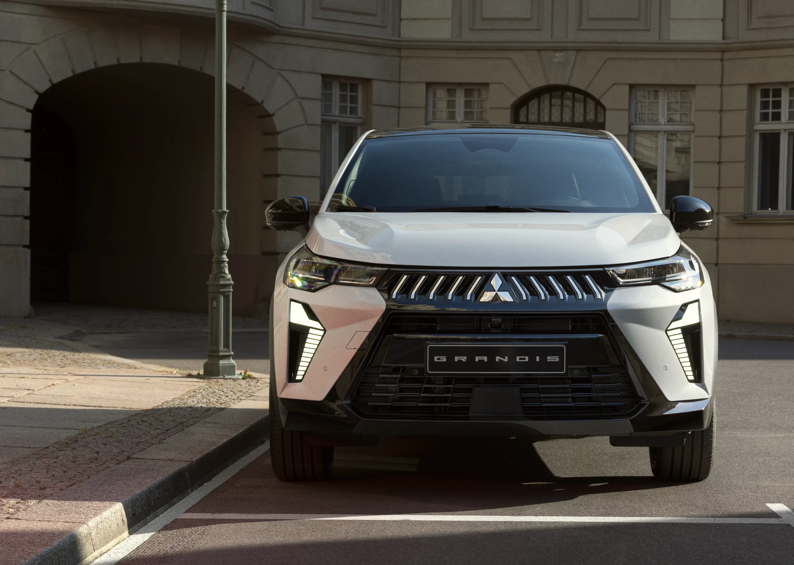 MY26_GRANDIS_HEV_INSTYLE_Hero_08_RGB.jpg_2226970 copie Mitsubishi Grandis