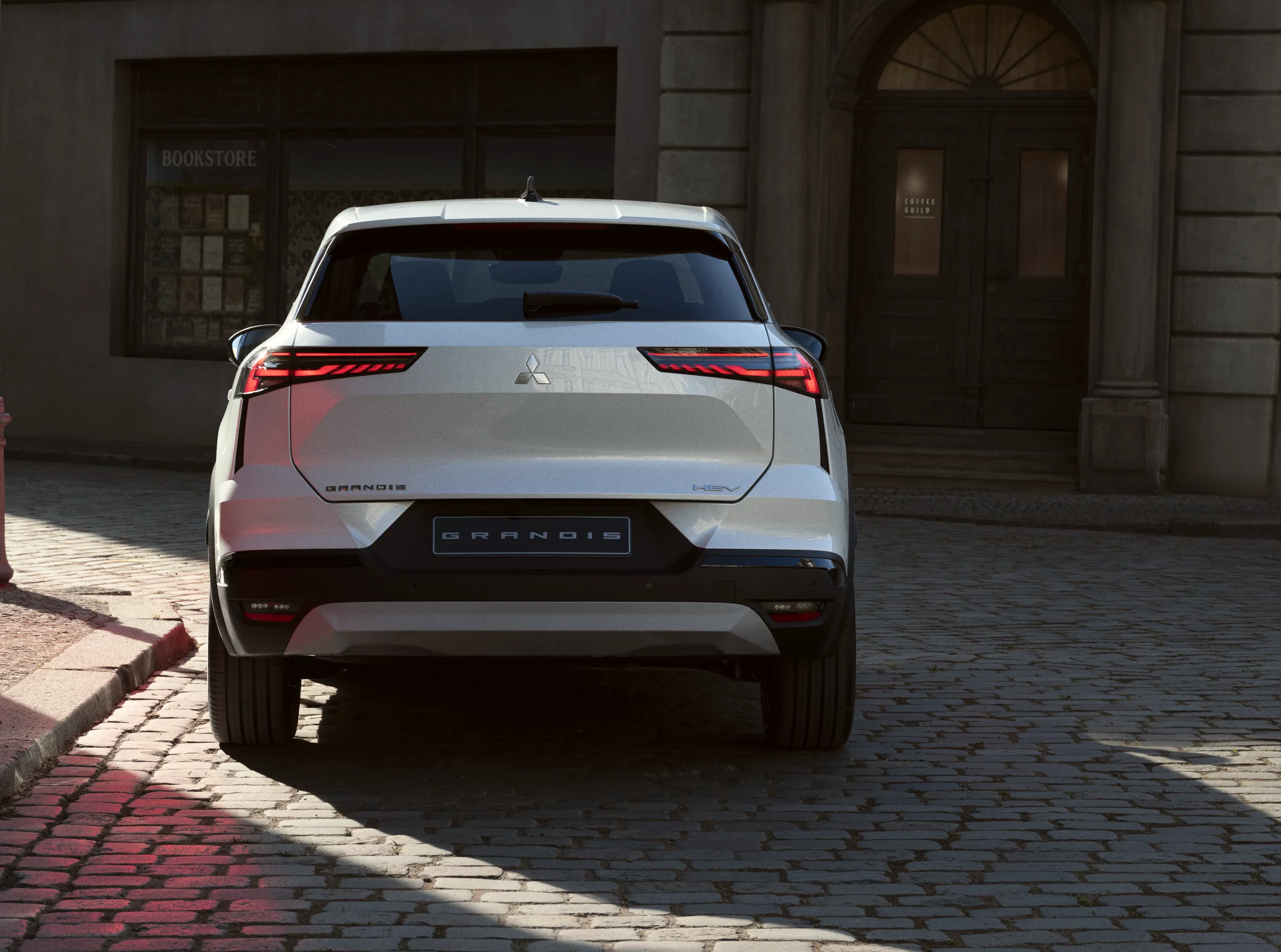 MY26_GRANDIS_HEV_INSTYLE_Hero_09_RGB.jpg_2226962 copie Mitsubishi Grandis